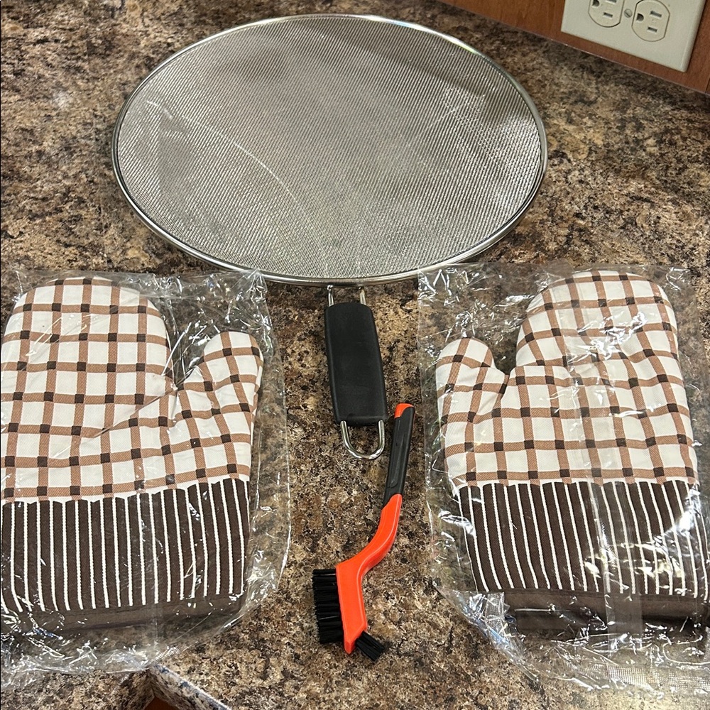 NWT Oven Mitts Set Brown & White Checkered  w/Splatter Screen and Cleaning Brush